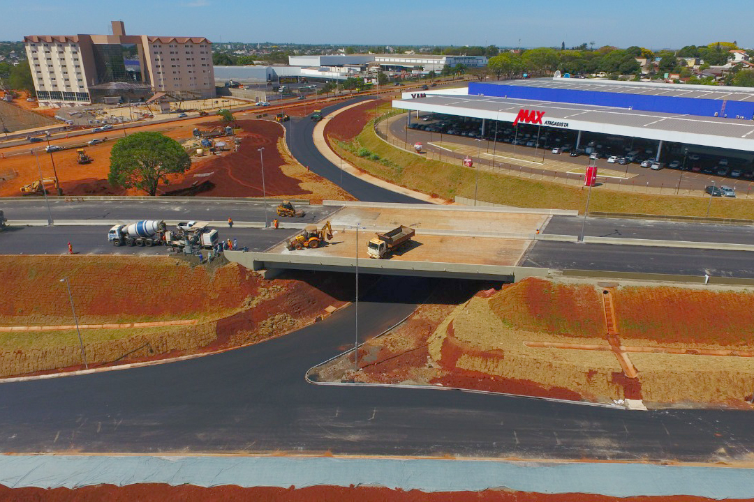 As obras de adequação do cruzamento entre a BR-277 e a Avenida Costa e Silva, em Foz do Iguaçu, que incluem a construção de um novo viaduto, estão quase concluídas. Prevista para ser finalizada em abril de 2020, a obra deve ser entregue nas próximas semanas.Foto: Divulgação/SEIL