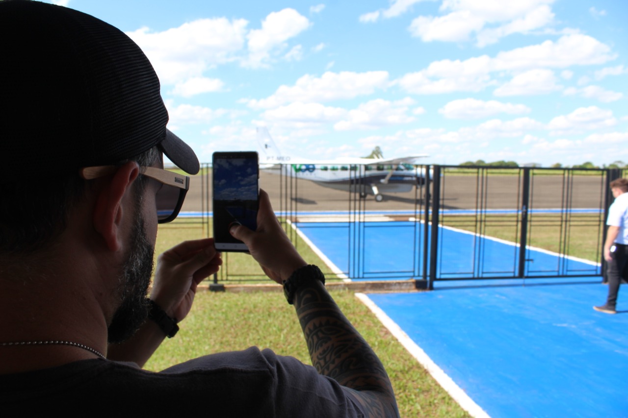 O primeiro voo de Curitiba para Paranavaí decolou às 13h10 desta quarta-feira (23) e pousou no município 1h45 depois, recolocando a cidade da região Noroeste no mapa da aviação regional. Os voos entre as duas cidades serão sempre no período da tarde, às 13h10, às segundas, quartas e sextas. O trajeto contrário será nos mesmos dias, às 15h15.Foto: Prefeitura de Paranavaí