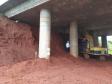 Obra de contenção dos taludes do viaduto sob a Avenida Barão do Rio Branco, em Cascavel