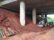 Obra de contenção dos taludes do viaduto sob a Avenida Barão do Rio Branco, em Cascavel