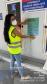 Equipe do DER afixa cartazes da Ouvidoria no ferry boat