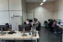 Técnicos do DER utilizando computadores