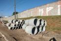 Serviços de implantação de dispositivos de drenagem e de escavação para execução dos muros de arrimo da estrutura do novo viaduto de São José dos Pinhais.