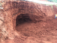 Caverna esférica de 4,8 metros de diâmetro localizada a 3 metros de profundidade na terceira faixa da PR-445, no km 3+600, em Mauá da Serra