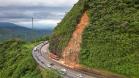 Obras de contenção na BR-277 com guindastes