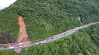 Obras de contenção na BR-277 com guindastes
