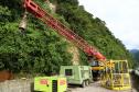 Obras de contenção na BR-277 com guindastes