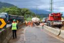 Obras de contenção na BR-277 com guindastes