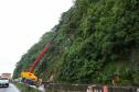 Obras de contenção na BR-277 com guindastes