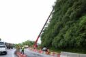 Obras de contenção na BR-277 com guindastes