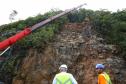 Obras de contenção na BR-277 com guindastes