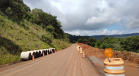 Terraplenagem em andamento em pista danificada