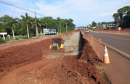 Lançamento de rachão para fundação do muro de contenção