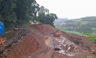 Estacas do muro de contenção da PR-182