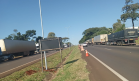 Novos postes sendo instalados na BR-277 em Foz do Iguaçu