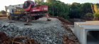 Obra de recuperação da PR-540 em Entre Rios - lançamento de aduelas das galerias de concreto