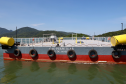 Chegada da balsa Perpetuar à baía de Guaratuba