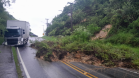 PR-412 em Guaratuba, após queda de barreira