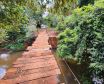 Ponte provisória de madeira no local da obra