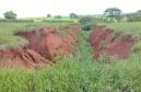 Erosão em terreno próximo à PR-323 em Tapejara