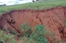Erosão em terreno próximo à PR-323 em Tapejara