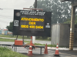 Letreiro eletrônico divulgando o 0800-400-0404