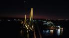 Ponte da Integração Brasil - Paraguai com iluminação amarela