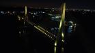 Ponte da Integração Brasil - Paraguai com iluminação amarela