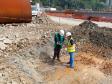 Atividades de arquéologo no canteiro de obras da Ponte de Guaratuba