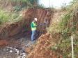 Atividades de arquéologo no canteiro de obras da Ponte de Guaratuba