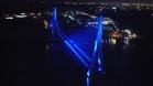 Ponte da Integração Brasil - Paraguai com iluminação azul
