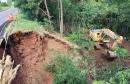 Obra de recuperação de aterro da PR-160 em Curiúva