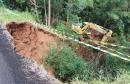 Obra de recuperação de aterro da PR-160 em Curiúva