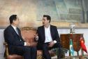 A China quer ser parceira do Paraná em obras de infraestrutura, com grande interesse no projeto do corredor bioceânico, que ligará os portos de Paranaguá, no Litoral do Estado, ao de Antofagasta, no Chile. O assunto foi tratado nesta quinta-feira (14) entre o governador Carlos Massa Ratinho Junior e o embaixador da República Popular da China, Yang Wanming, no Palácio Iguaçu.  -  . Curitiba,14/03/2019 Foto:Jaelson Lucas/ANPr