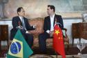 A China quer ser parceira do Paraná em obras de infraestrutura, com grande interesse no projeto do corredor bioceânico, que ligará os portos de Paranaguá, no Litoral do Estado, ao de Antofagasta, no Chile. O assunto foi tratado nesta quinta-feira (14) entre o governador Carlos Massa Ratinho Junior e o embaixador da República Popular da China, Yang Wanming, no Palácio Iguaçu.  -  . Curitiba,14/03/2019 Foto:Jaelson Lucas/ANPr