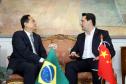 A China quer ser parceira do Paraná em obras de infraestrutura, com grande interesse no projeto do corredor bioceânico, que ligará os portos de Paranaguá, no Litoral do Estado, ao de Antofagasta, no Chile. O assunto foi tratado nesta quinta-feira (14) entre o governador Carlos Massa Ratinho Junior e o embaixador da República Popular da China, Yang Wanming, no Palácio Iguaçu.  -  . Curitiba,14/03/2019 Foto:Jaelson Lucas/ANPr