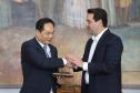 A China quer ser parceira do Paraná em obras de infraestrutura, com grande interesse no projeto do corredor bioceânico, que ligará os portos de Paranaguá, no Litoral do Estado, ao de Antofagasta, no Chile. O assunto foi tratado nesta quinta-feira (14) entre o governador Carlos Massa Ratinho Junior e o embaixador da República Popular da China, Yang Wanming, no Palácio Iguaçu.  -  . Curitiba,14/03/2019 Foto:Jaelson Lucas/ANPr