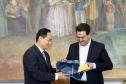 A China quer ser parceira do Paraná em obras de infraestrutura, com grande interesse no projeto do corredor bioceânico, que ligará os portos de Paranaguá, no Litoral do Estado, ao de Antofagasta, no Chile. O assunto foi tratado nesta quinta-feira (14) entre o governador Carlos Massa Ratinho Junior e o embaixador da República Popular da China, Yang Wanming, no Palácio Iguaçu.  -  . Curitiba,14/03/2019 Foto:Jaelson Lucas/ANPr