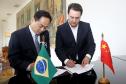 A China quer ser parceira do Paraná em obras de infraestrutura, com grande interesse no projeto do corredor bioceânico, que ligará os portos de Paranaguá, no Litoral do Estado, ao de Antofagasta, no Chile. O assunto foi tratado nesta quinta-feira (14) entre o governador Carlos Massa Ratinho Junior e o embaixador da República Popular da China, Yang Wanming, no Palácio Iguaçu.  -  . Curitiba,14/03/2019 Foto:Jaelson Lucas/ANPr