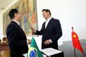 A China quer ser parceira do Paraná em obras de infraestrutura, com grande interesse no projeto do corredor bioceânico, que ligará os portos de Paranaguá, no Litoral do Estado, ao de Antofagasta, no Chile. O assunto foi tratado nesta quinta-feira (14) entre o governador Carlos Massa Ratinho Junior e o embaixador da República Popular da China, Yang Wanming, no Palácio Iguaçu.  -  . Curitiba,14/03/2019 Foto:Jaelson Lucas/ANPr