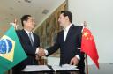 A China quer ser parceira do Paraná em obras de infraestrutura, com grande interesse no projeto do corredor bioceânico, que ligará os portos de Paranaguá, no Litoral do Estado, ao de Antofagasta, no Chile. O assunto foi tratado nesta quinta-feira (14) entre o governador Carlos Massa Ratinho Junior e o embaixador da República Popular da China, Yang Wanming, no Palácio Iguaçu. - . Curitiba,14/03/2019 Foto: Rodrigo Félix Leal/ANPr