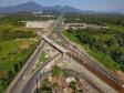  A administração dos Portos do Paraná realiza em paralelo uma série de obras para o desenvolvimento regional. A mais adiantada é a construção do novo viaduto na entrada de Paranaguá, onde a BR-277 se divide entre as avenidas Ayrton Senna e Bento Rocha. O projeto e a execução são coordenados pelo DER (Departamento de Estradas de Rodagem). O investimento dos Portos é de R$ 12,7 milhões e a entrega da obra será em junho .Foto:José Fernando Ogura/ANPr