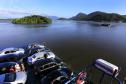 O Departamento de Estradas de Rodagens (DER-PR) prorrogou por mais um ano o contrato de concessão do ferry boat que faz a travessia Guaratuba – Caiobá, no Litoral do Paraná. A empresa Concessionária Travessia de Guaratuba continuará a prestar o serviço sem mudanças na tarifa.  -  Foto: Arquivo ANPr
