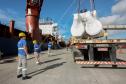 Todos os dias, em média, cerca de mil pessoas chegam para trabalhar no Porto de Paranaguá. São funcionários da empresa pública, servidores das empresas operadoras portuárias, motoristas, prestadores de serviços e trabalhadores portuários avulsos, os chamados TPAs.  -  Paranaguá, 30/04/2019  -  Foto: Claudio Neves/APPA