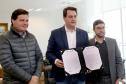 O governador Carlos Massa Ratinho Jr assinou autorização para contratação de empresa especializada em engenharia portuária para execução das obras de recuperação do Píer Público de Inflamáveis do Porto de Paranaguá.Foto Gilson Abreu/ANPr