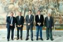O governador Carlos Massa Ratinho Junior e o diretor-presidente da Itaipu, general Joaquim Silva e Luna, assinaram nesta quinta-feira (01), convênio para dar início à construção da segunda ponte ligando o Brasil ao Paraguai, em Foz do Iguaçu.
