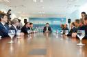 O governador Carlos Massa Ratinho Junior e o diretor-presidente da Itaipu, general Joaquim Silva e Luna, assinaram nesta quinta-feira (01), convênio para dar início à construção da segunda ponte ligando o Brasil ao Paraguai, em Foz do Iguaçu.