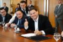 O governador Carlos Massa Ratinho Junior e o diretor-presidente da Itaipu, general Joaquim Silva e Luna, assinaram nesta quinta-feira (01), convênio para dar início à construção da segunda ponte ligando o Brasil ao Paraguai, em Foz do Iguaçu.