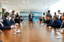O governador Carlos Massa Ratinho Junior e o diretor-presidente da Itaipu, general Joaquim Silva e Luna, assinaram nesta quinta-feira (01), convênio para dar início à construção da segunda ponte ligando o Brasil ao Paraguai, em Foz do Iguaçu.