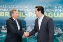 O governador Carlos Massa Ratinho Junior e o diretor-presidente da Itaipu, general Joaquim Silva e Luna, assinaram nesta quinta-feira (01), convênio para dar início à construção da segunda ponte ligando o Brasil ao Paraguai, em Foz do Iguaçu.